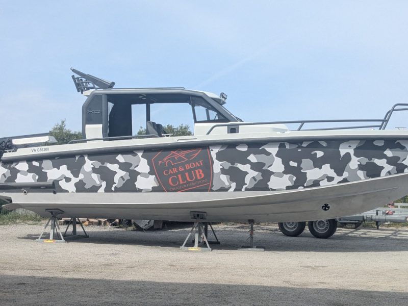 Coque aluminium toute propre après aérogommage de l'antifouling