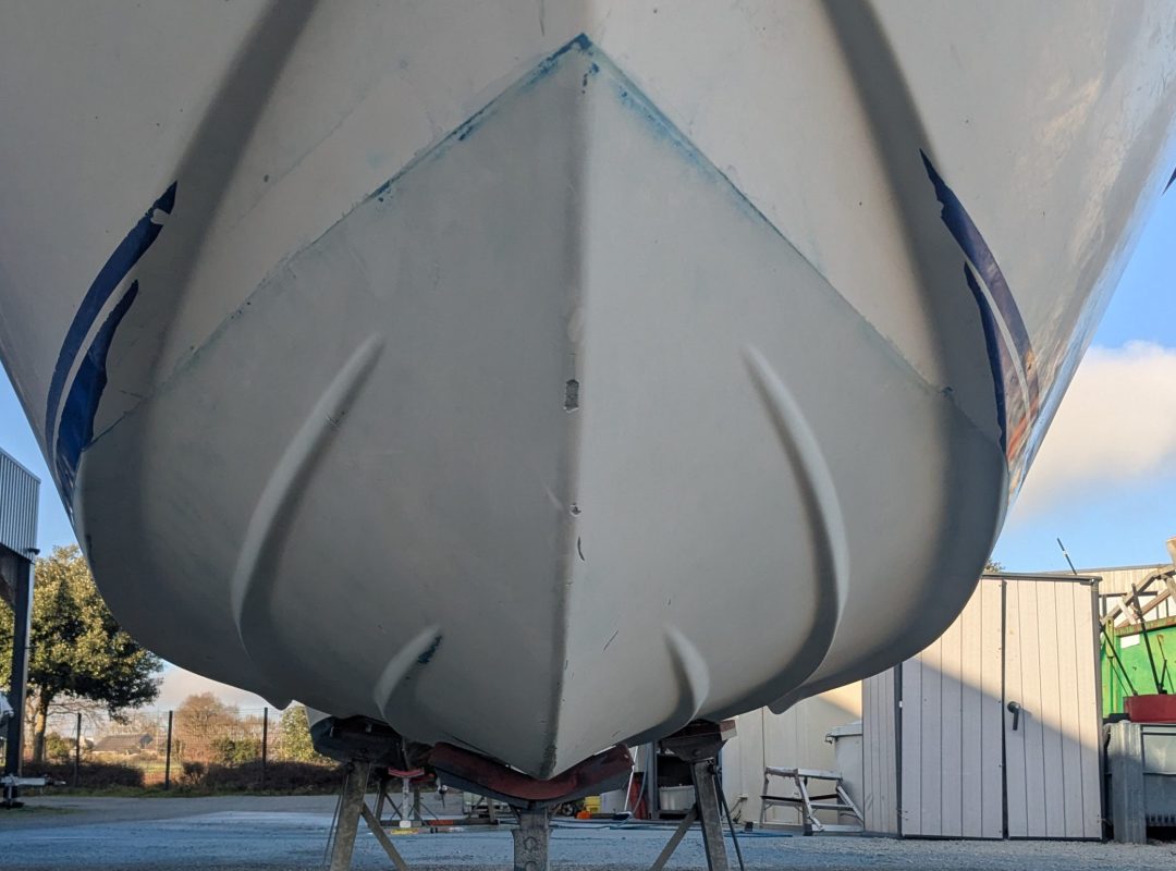 Coque rigide de bateau après aérogommage de l'antifouling