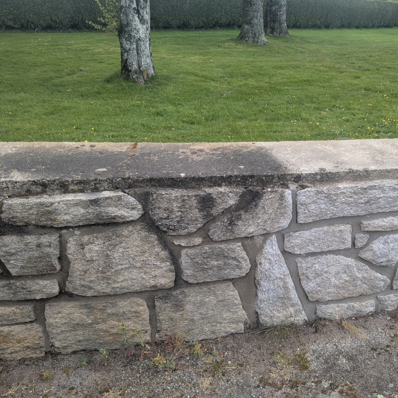 Mur en cours de décapage basse pression