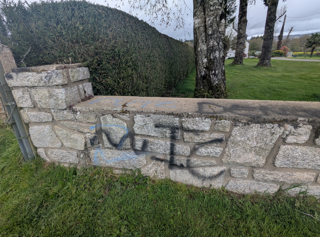 Aérogommage pour nettoyer les tags, les dégradations des murs en pierre