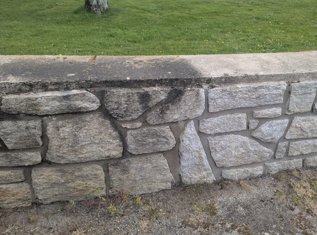 Aérogommage d'un mur en pierre